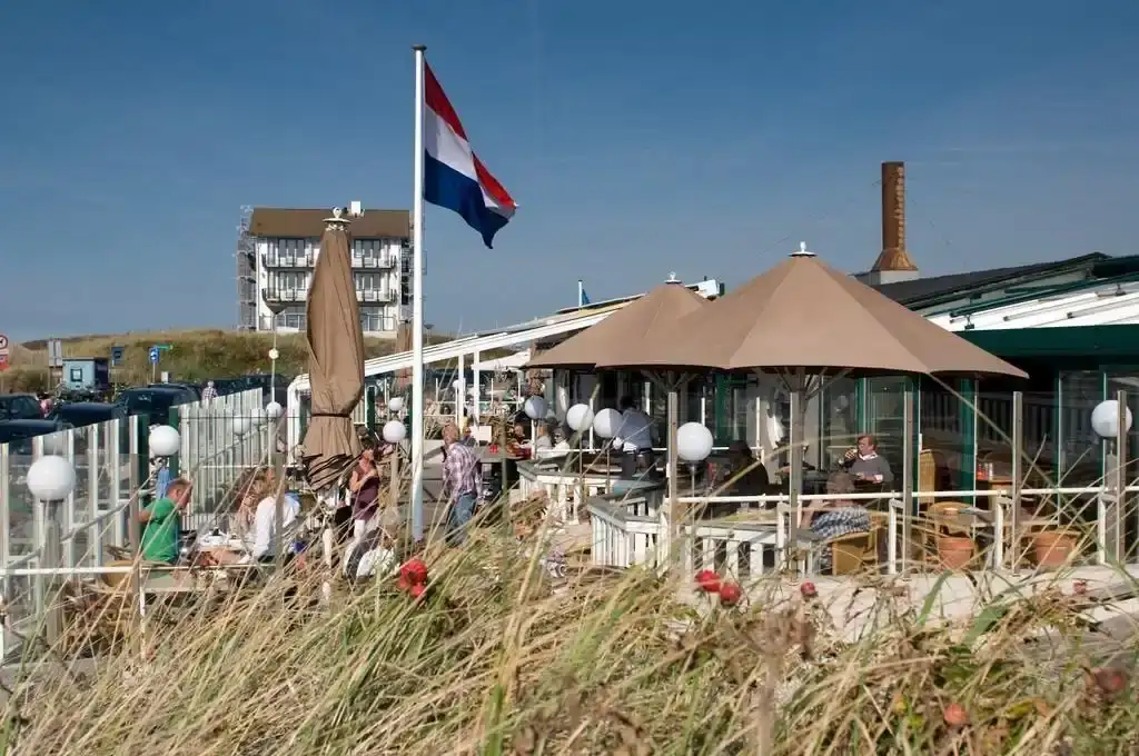 Restaurant De Duinerij met druk terras